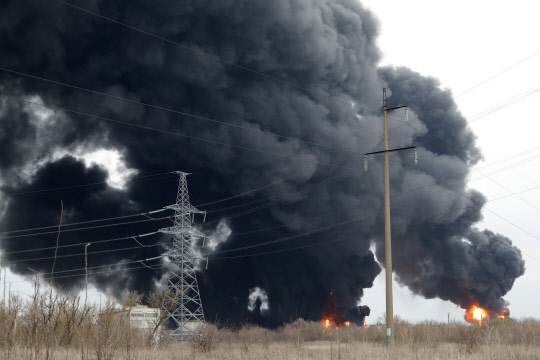 1일(현지시간) 러시아 벨고로드의 유류 저장고가 불타고 있다. 러시아는 우크라이나의 헬기 공습이라고 주장했다.  벨고로드=타스 연합뉴스